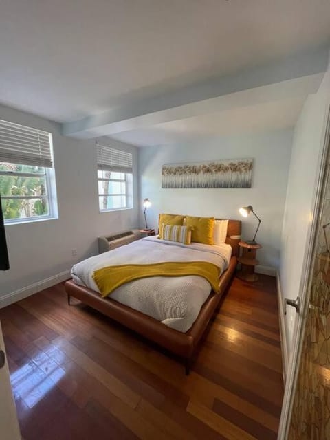 Bright Corner 1 bedroom, 2 blocks to Beach, w/Pool Apartment in Flamingo Lummus