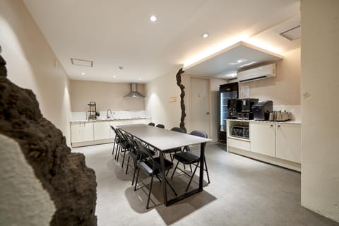Kitchen or kitchenette, Seating area, Dining area, minibar