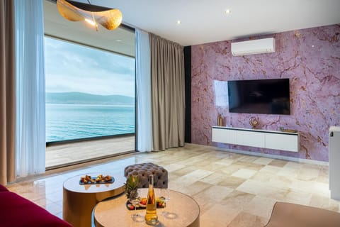 Communal lounge/ TV room, TV and multimedia, View (from property/room), Sea view