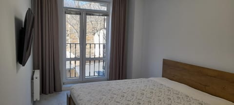 Bed, TV and multimedia, Bedroom