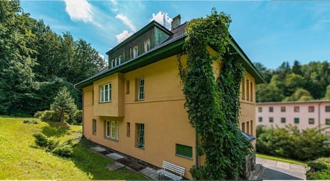 Property building, Spring, Day, Natural landscape, BBQ facilities, Garden view