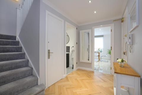 Spacious 4BR City Centre Apartment w/ Free Parking Apartment in Edinburgh