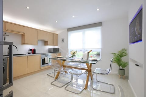 Spacious 4BR City Centre Apartment w/ Free Parking Apartment in Edinburgh