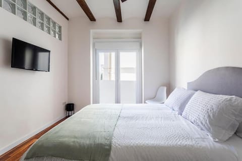 Bed, TV and multimedia, Photo of the whole room, Bedroom