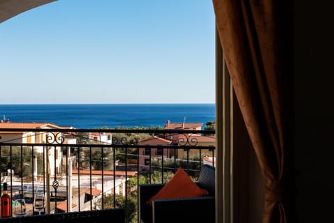 View (from property/room), Balcony/Terrace, City view, Sea view