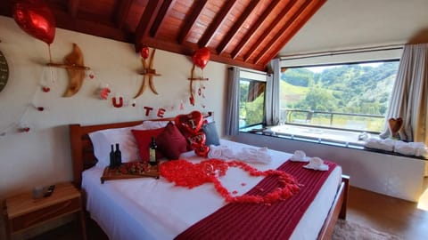 Bed, Natural landscape, Hot Tub, Photo of the whole room, Decorative detail