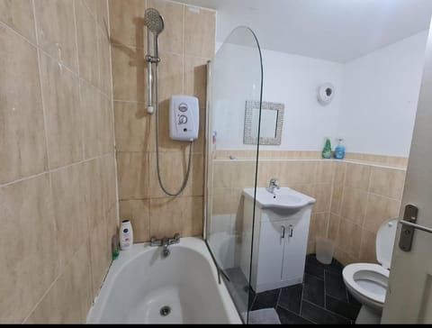 City, Celtic park & Emirates Stadium Apartment, for families or age over 23 Apartment in Glasgow