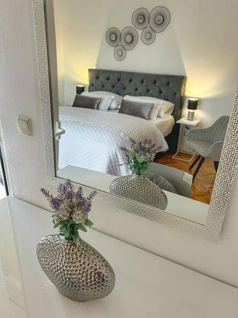 Bed, Photo of the whole room, Seating area, Bedroom