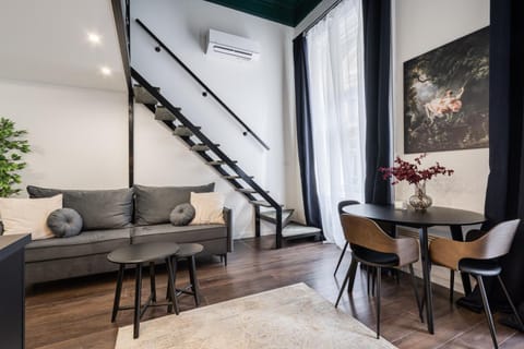View (from property/room), View (from property/room), Living room, Decorative detail, Decorative detail, Seating area, Dining area, Family, air conditioner