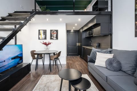 Communal lounge/ TV room, TV and multimedia, Kitchen or kitchenette, Living room, Seating area, Dining area, Evening entertainment