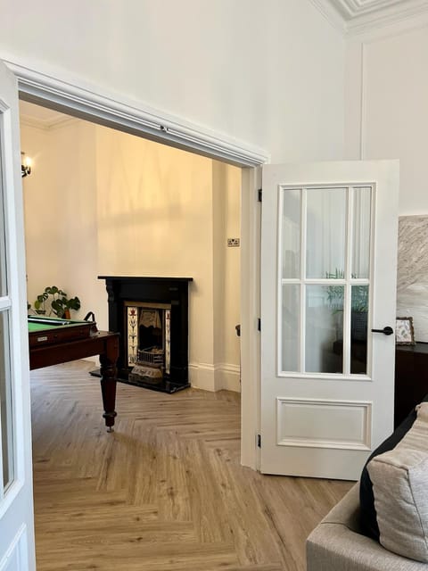 Living room, Seating area, flat iron, internet