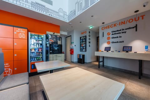Coffee/tea facilities, Living room, Lobby or reception, Seating area, locker, vending machine