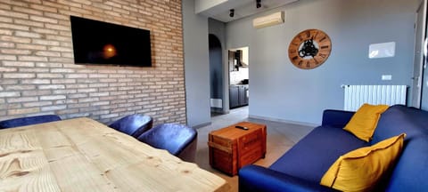 TV and multimedia, Photo of the whole room, air conditioner