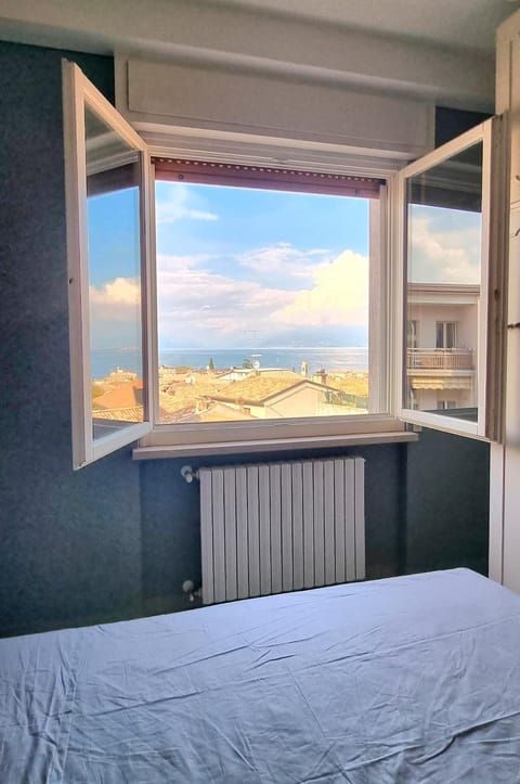 Bed, Natural landscape, Photo of the whole room, Bedroom