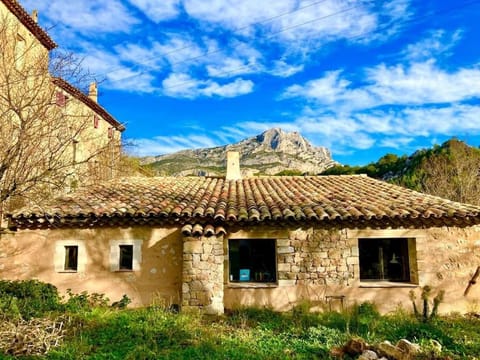 Property building, Natural landscape, Landmark view, Mountain view