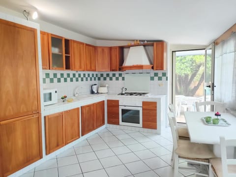 Kitchen or kitchenette, Dining area, minibar, pet friendly, stove