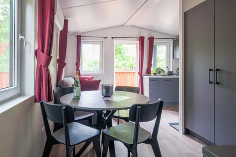 Kitchen or kitchenette, Living room, Seating area, Dining area