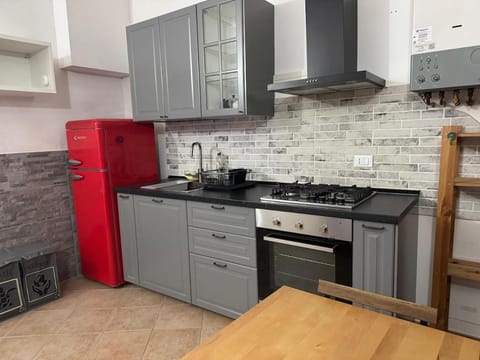 Kitchen or kitchenette, minibar, oven, stove