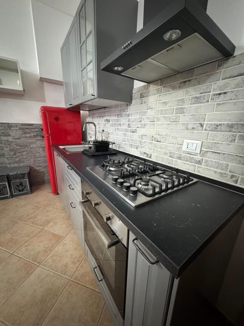 Kitchen or kitchenette, minibar, stove