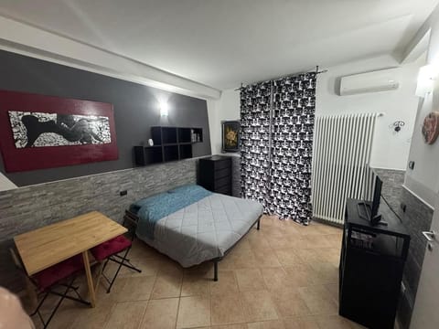 Communal lounge/ TV room, Bed, TV and multimedia, Kitchen or kitchenette, Living room, Photo of the whole room, Dining area, Bedroom, oven, air conditioner