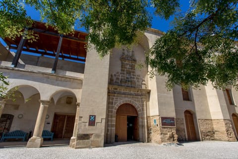 Property building, Facade/entrance, Off site, Day