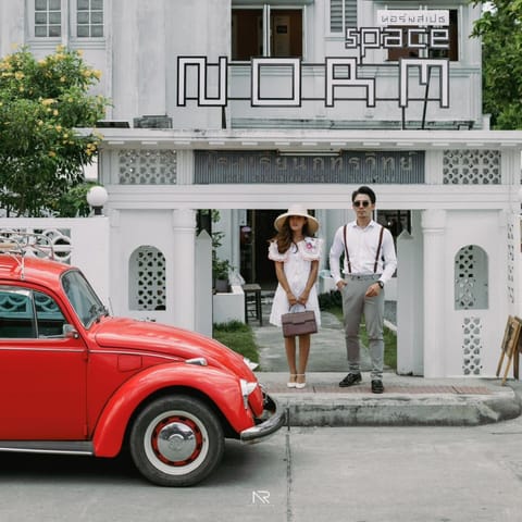 Property building, Facade/entrance, People, Guests, group of guests