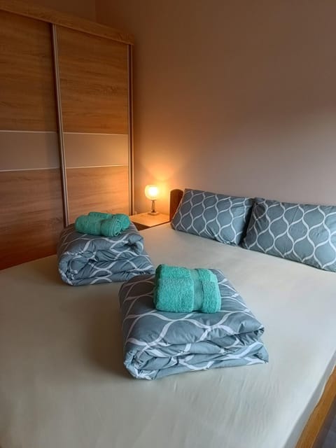 Bed, Photo of the whole room, Bedroom, towels