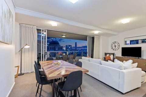 TV and multimedia, Living room, Seating area, Dining area, Evening entertainment