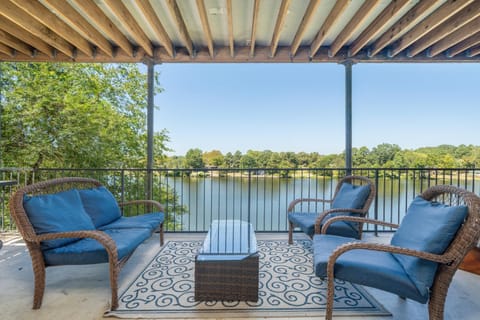 Patio, Balcony/Terrace, Seating area, Lake view, River view