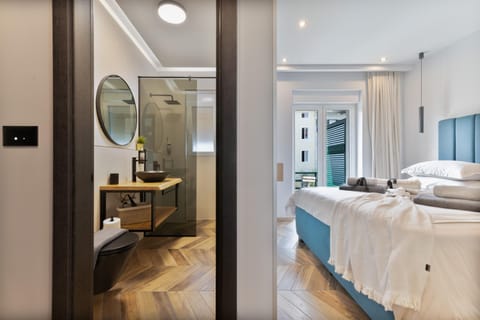 Bed, Bathroom, Photo of the whole room, Bedroom, towels