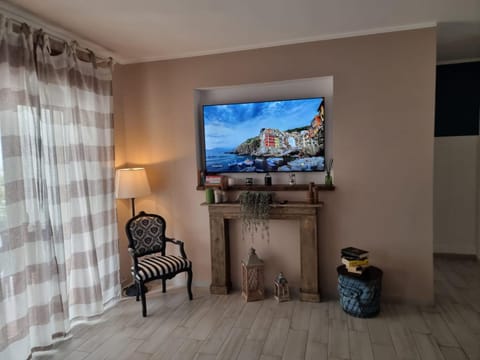 Communal lounge/ TV room, TV and multimedia, Living room, Seating area, Evening entertainment