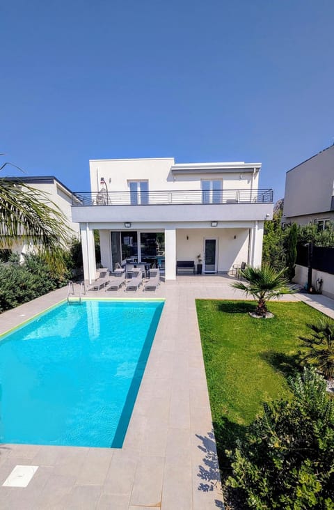 Property building, Day, Garden, Garden view, Pool view, Swimming pool, sunbed