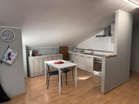 Kitchen or kitchenette, Dining area, oven, stove