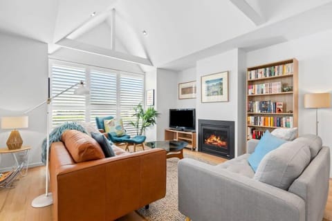 Communal lounge/ TV room, Library, TV and multimedia, Living room, Seating area, Evening entertainment
