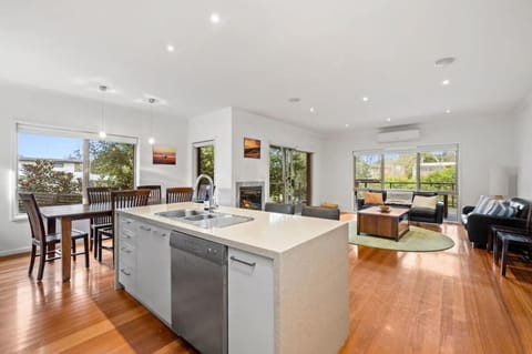 Kitchen or kitchenette, Living room, Dining area, fireplace