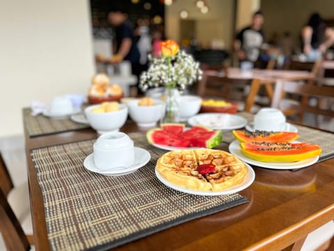 Restaurant/places to eat, Food and drinks, Food, Breakfast, Continental breakfast, Buffet breakfast, Lunch, Dinner, Drinks