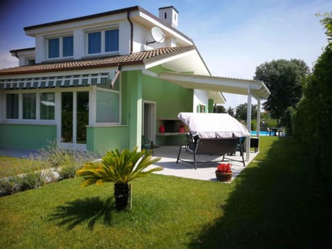 Property building, Summer, Garden