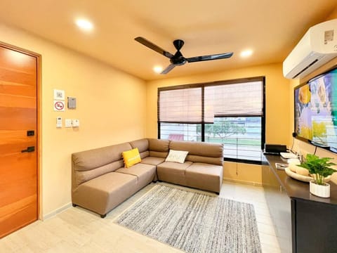 TV and multimedia, Living room, Seating area, Evening entertainment
