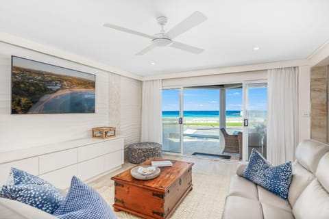 TV and multimedia, Living room, Seating area, Beach, Sea view, fireplace