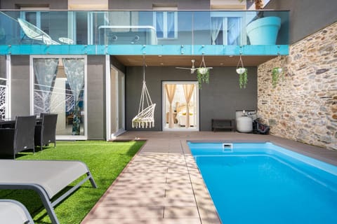 Patio, Pool view, Swimming pool, sunbed