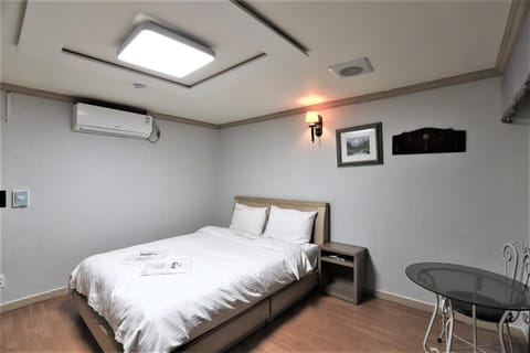 Bed, TV and multimedia, Photo of the whole room, Seating area, Bedroom, air conditioner