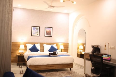 Photo of the whole room, Bedroom, fireplace, hair dresser