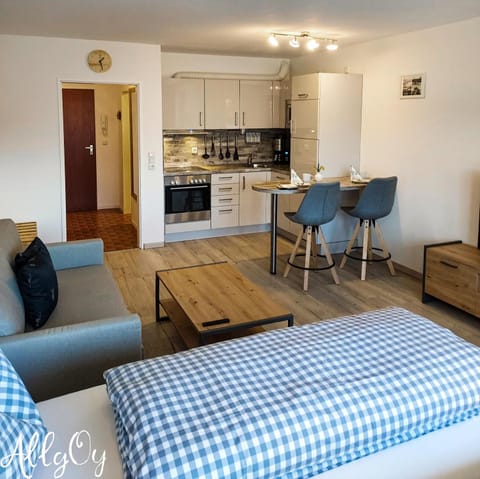 Bed, Kitchen or kitchenette, Photo of the whole room, Seating area, Dining area