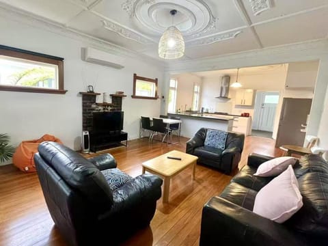 TV and multimedia, Kitchen or kitchenette, Living room, Seating area, Dining area, oven, air conditioner