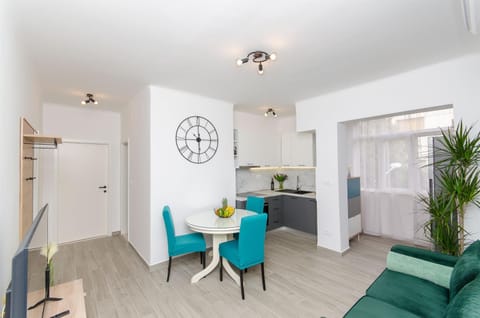 Kitchen or kitchenette, Seating area, Dining area
