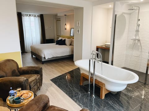 Photo of the whole room, Bedroom, Bath