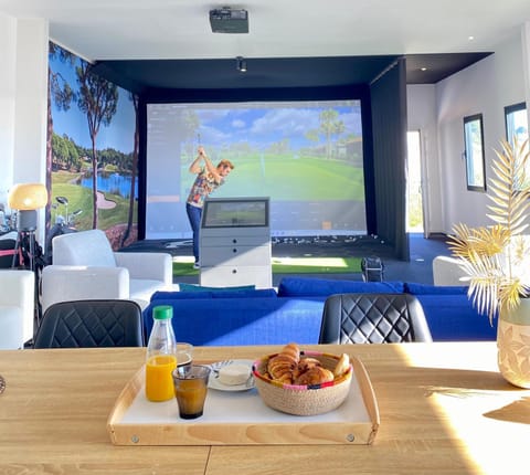 Golfcourse, Golfcourse, Living room, Dining area, Guests, Continental breakfast, Drinks