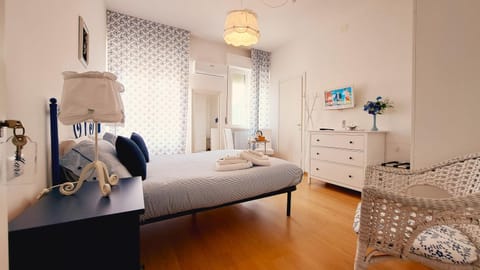 Bed, TV and multimedia, View (from property/room), Photo of the whole room, Bedroom, internet, locker, wardrobe, air conditioner