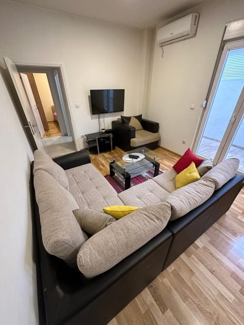 Living room, Seating area, air conditioner