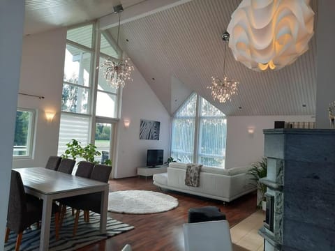 Communal lounge/ TV room, Natural landscape, TV and multimedia, Living room, Dining area